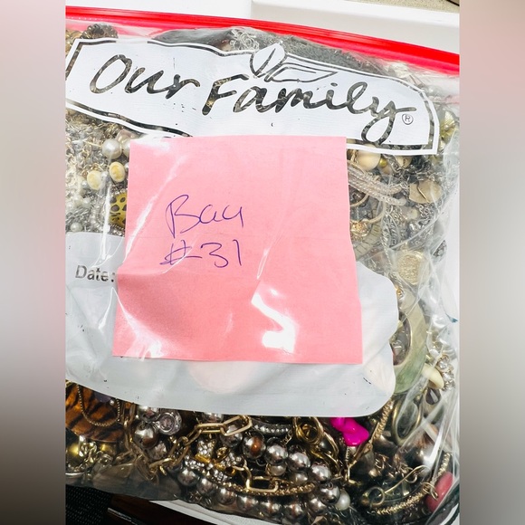 Vintage & Modern Gold & Silver Tone Mixed Metal Scrap/Wearable Jewelry Lot 7.5lb - Picture 14 of 14